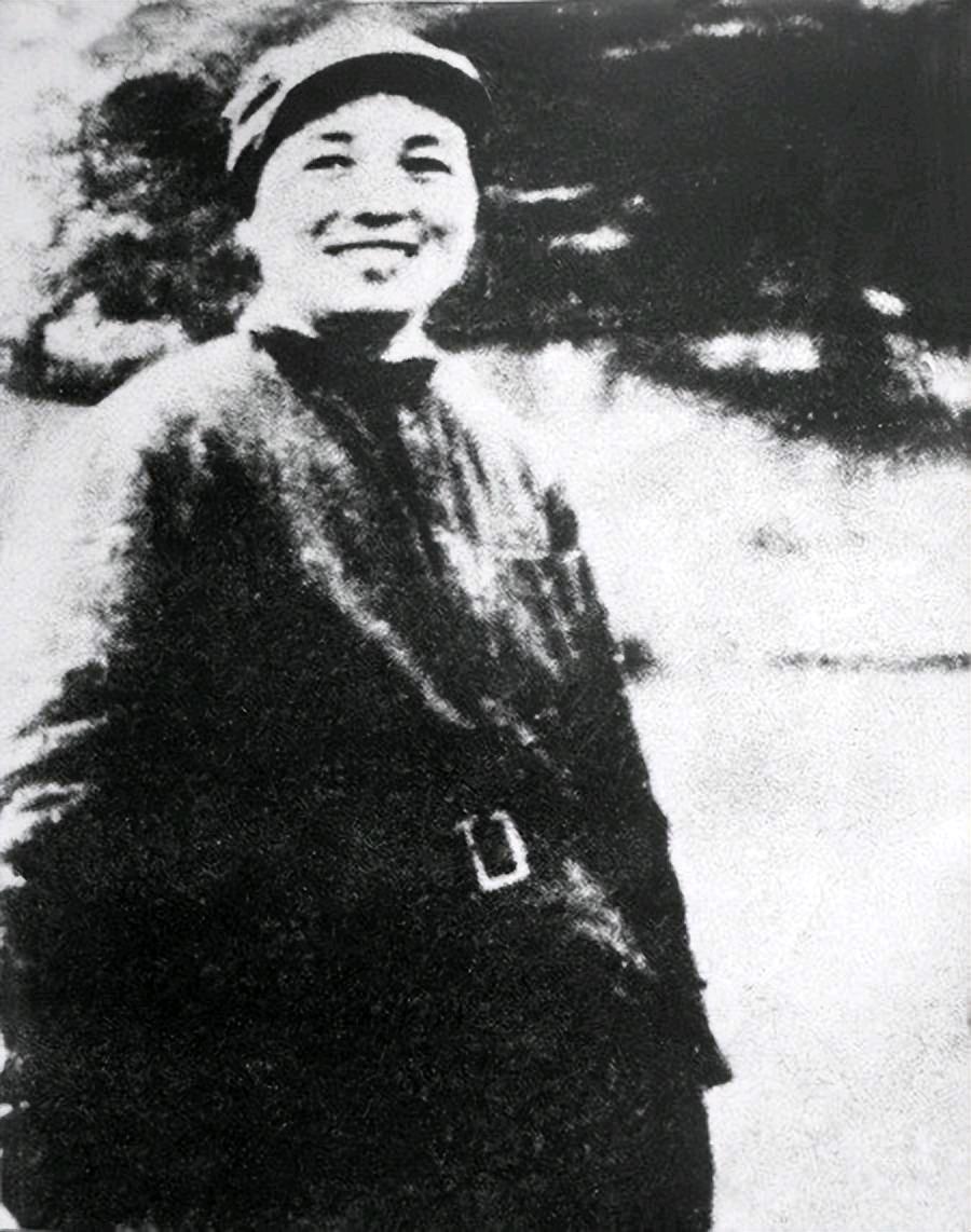 1937年，西路军政治部主任张琴秋被俘，军官笑了，跳下炕绕着张琴秋转了两圈，突然