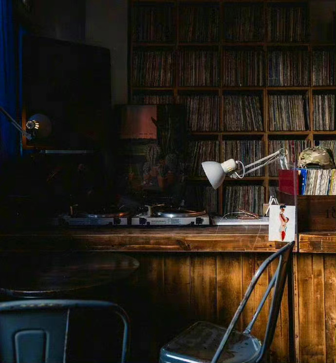 中国目前不缺人，人最多；也不缺钱，世界上所有角落的奢侈品，几乎都靠中国人来支撑。