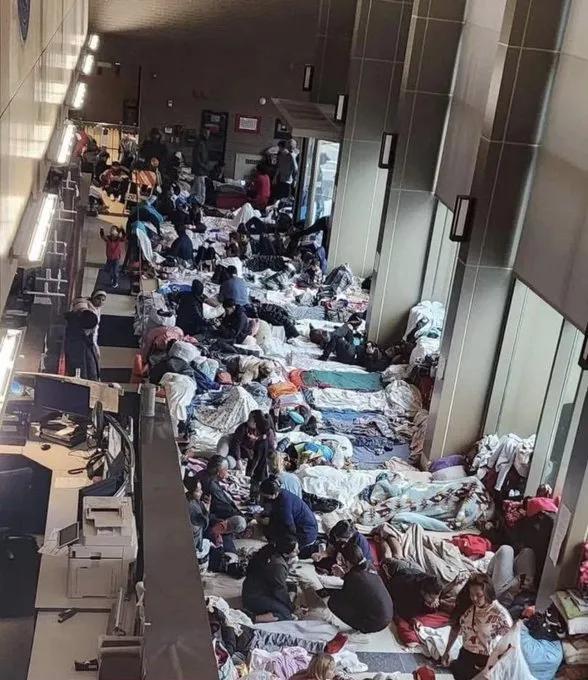 芝加哥人气爆棚了！
该地区的警察局现在是非法移民的无家可归者收容所：