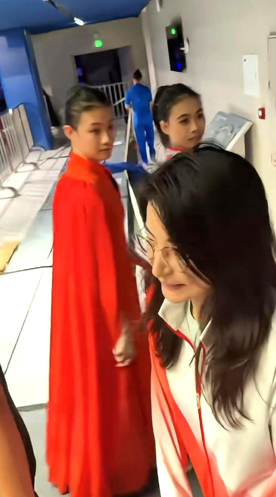 郭晶晶戴副平价眼镜，十分钟卖光十万副。
前天戴卡地亚，今天戴木九十，没换人，换了