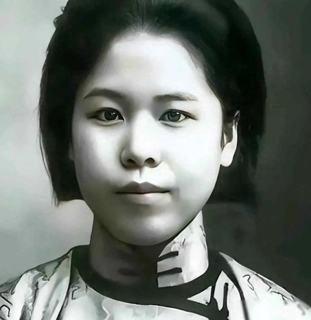 1947年她绝食22天，
狱卒扒下她裤子不为逼供，只怕她死得体面！
1947年的