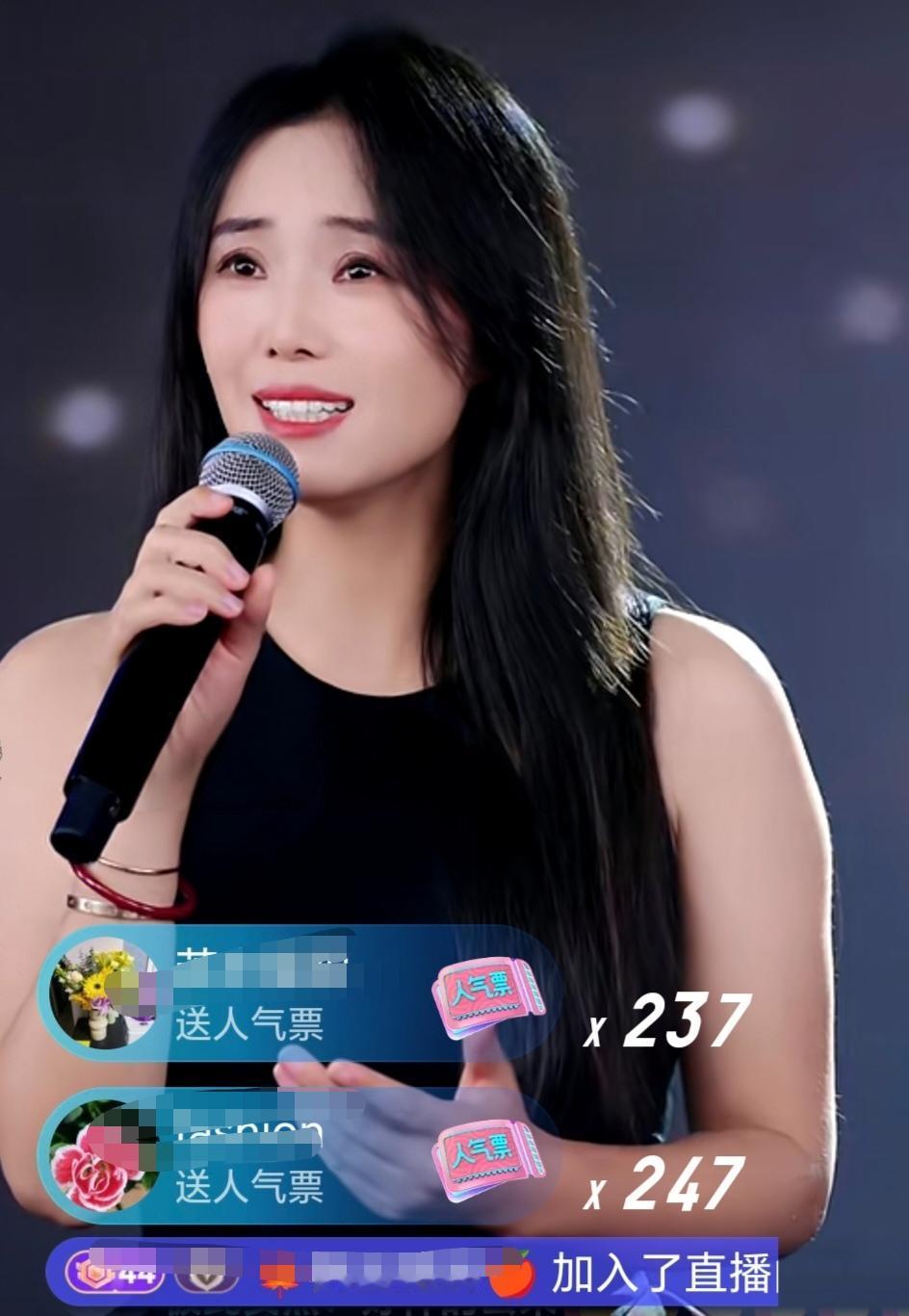 刚又听了云朵两首歌，几乎可以确定，云朵是那种录音棚歌手，一句一句的来能唱好，一旦