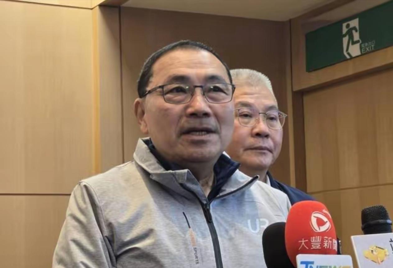 侯友宜并非国民党领导层，没有担任党内职务，但一直以国民党大佬自居，常常对国民党的