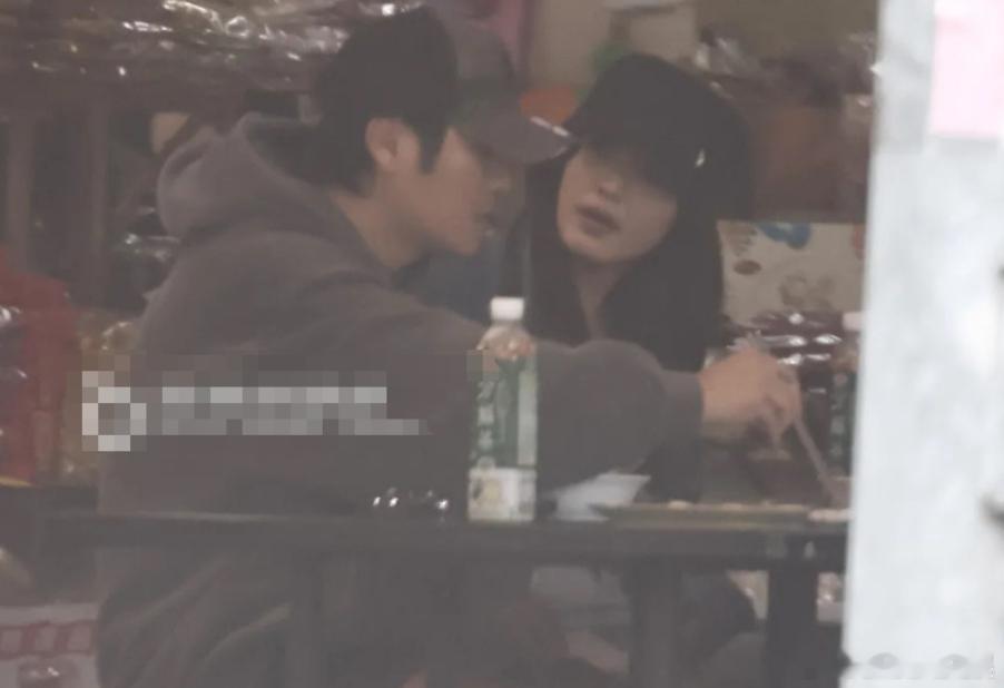 曹格带女生与友人吃饭曹格新恋情？ 据台媒，曹格被拍带女生与男友人聚餐，两人不仅同