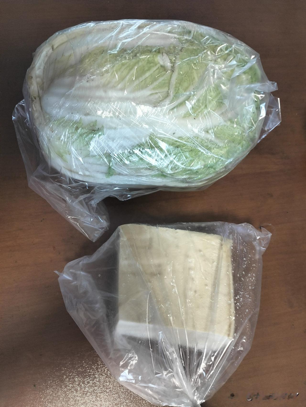 百菜不如白菜，
今天晚上继续白菜炖豆腐。
白菜，通而不泻，凉而不寒；
豆腐，补而