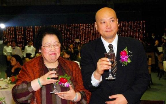 1990年，49岁的女富豪陈丽华嫁给了38岁的迟重瑞。新婚之夜，迟重瑞小心翼翼的