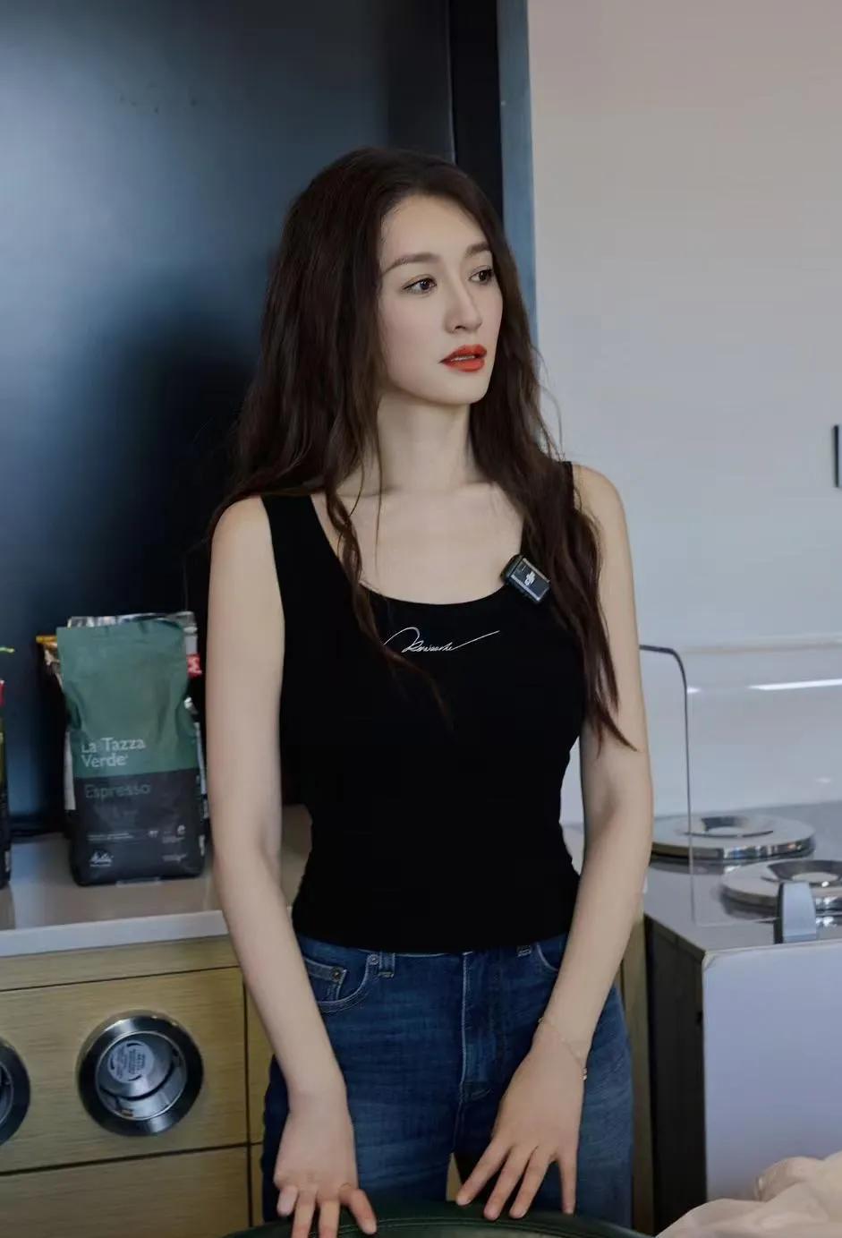 终于懂了什么叫“越简单越高级”。
李小冉这组照片里的松弛感，真的太戳人了。没有复