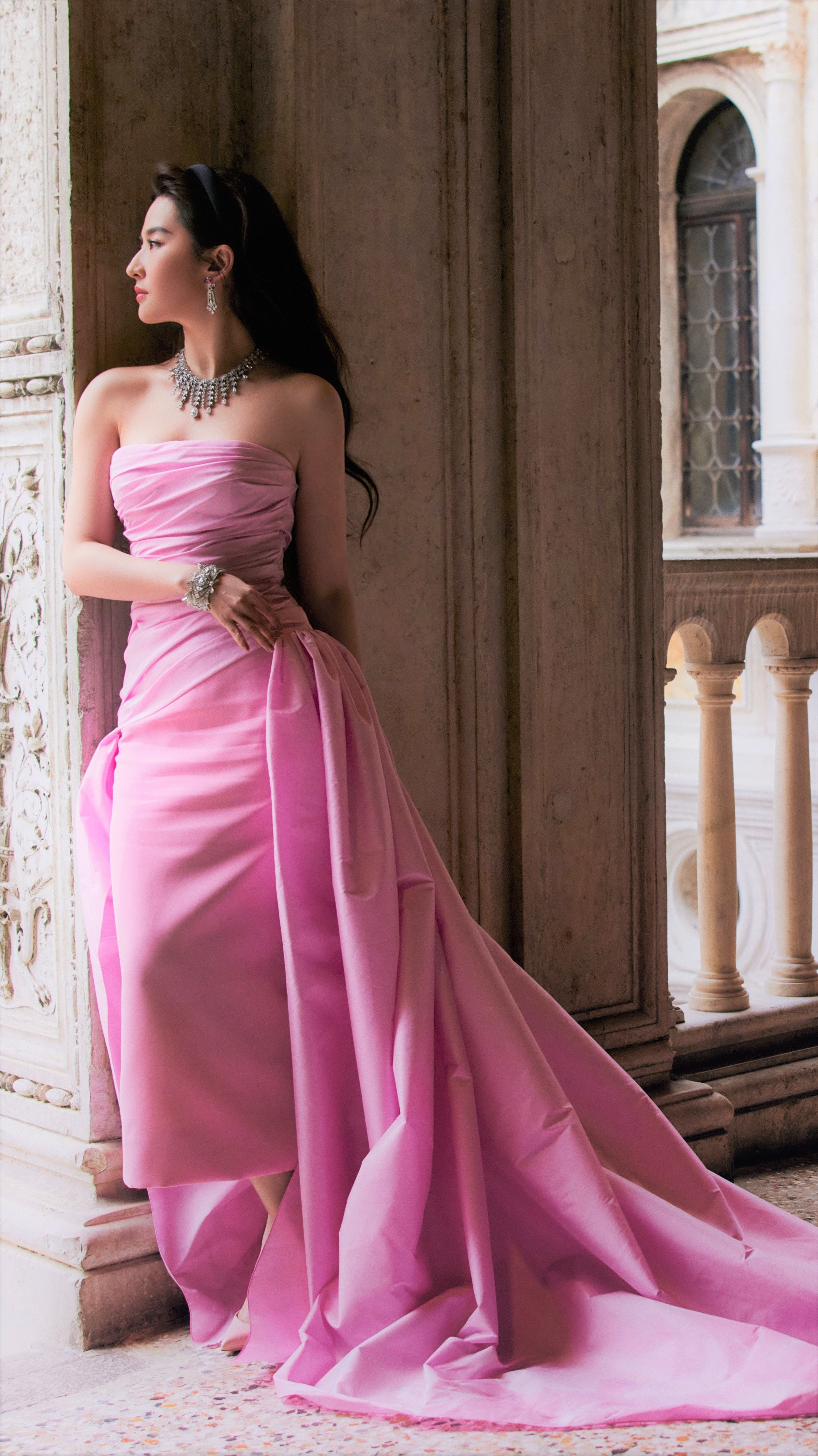 刘亦菲3月行程品牌活动 我会羡慕能在23-24日意大利木兰看到女王的每个人 刘亦