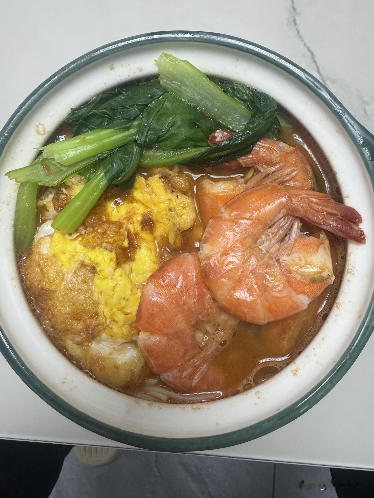 清晨的海鲜面
把日子煮出了甜

大清早爬起来，给自己煮了碗海鲜面，鲜美的虾子卧在