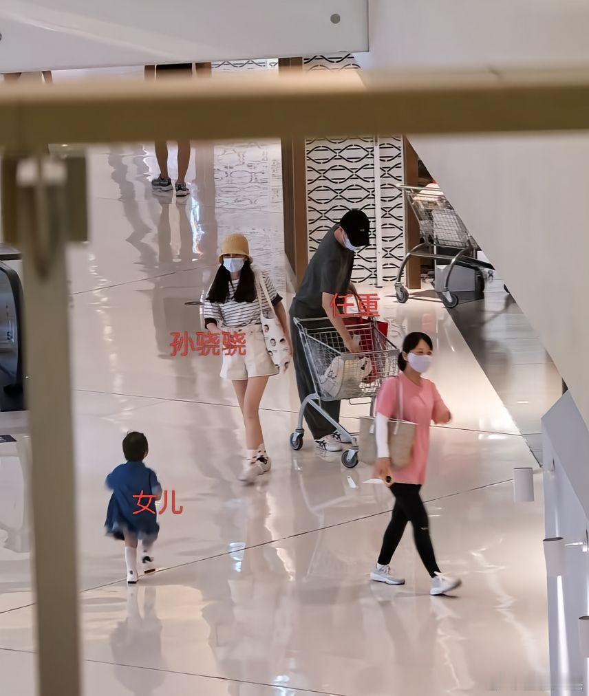 任重孙骁骁带孩子逛商场偶遇任重孙骁骁带孩子逛商场 任重孙骁骁带孩子逛商场被偶遇 