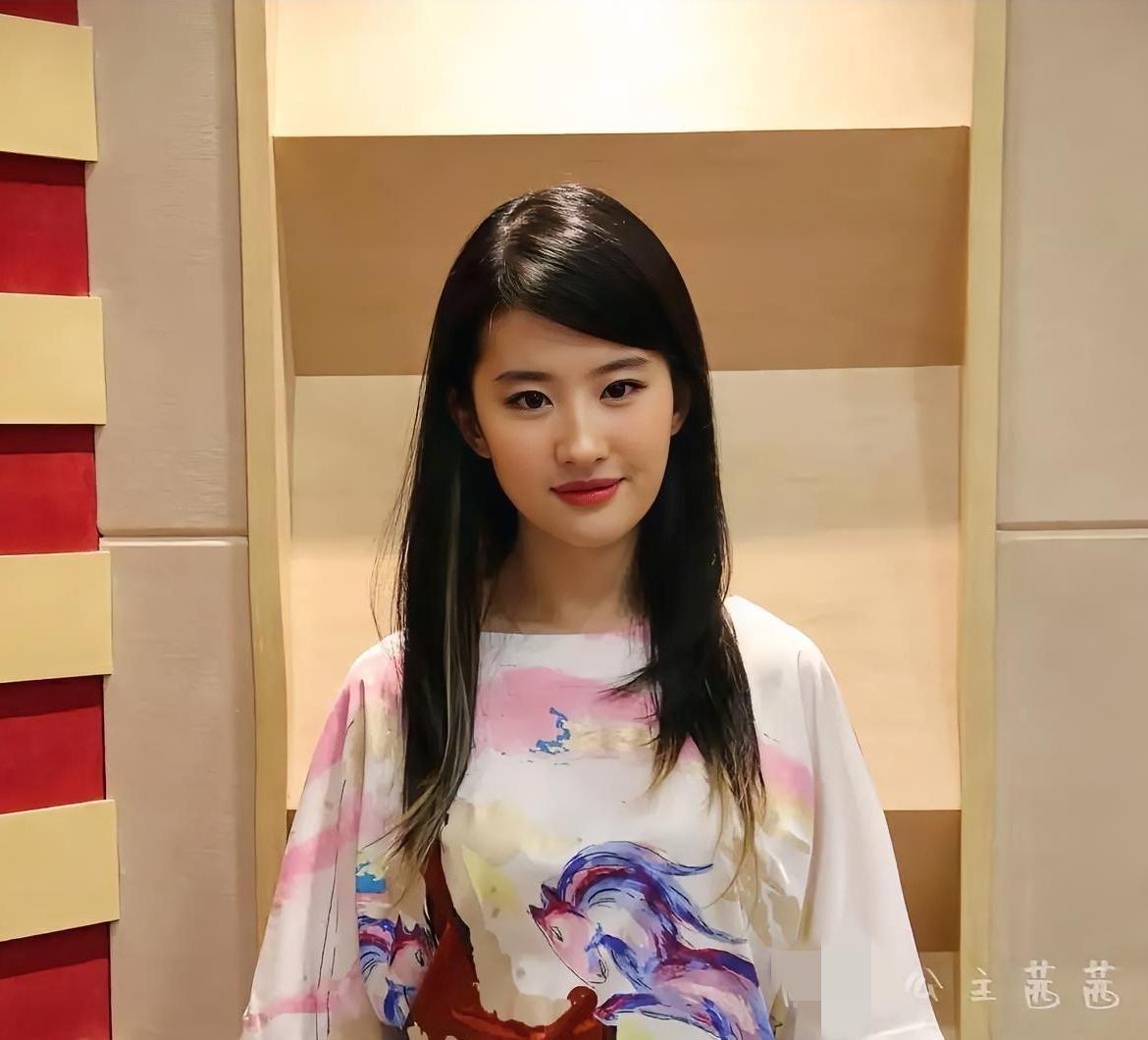 刘亦菲｜花样年华💖
 
一颦一笑韵味悠长，自带独有的中式温婉气质。褪去青涩，时