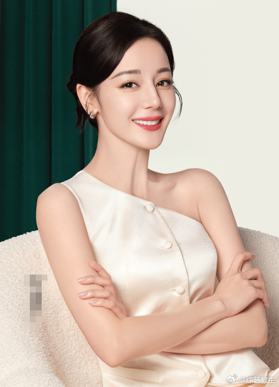 #迪丽热巴单肩马甲##迪丽热巴抱肩坐# 迪丽热巴单肩马甲好漂亮巴巴~ ​​​