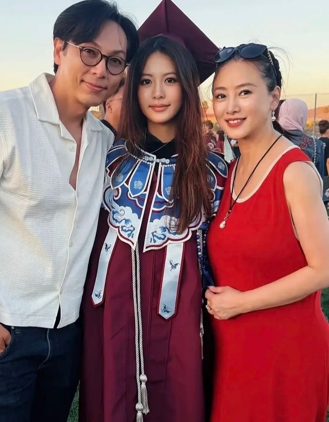 翁虹18岁的女儿完美继承了妈妈的基因 