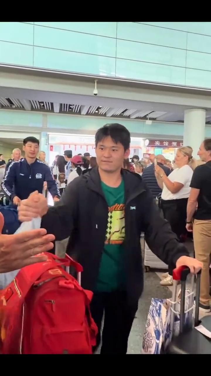 国乒载誉而归，平安抵京。
国乒将士从伦敦凯旋而归，平安抵达北京。全员笑容满面，神