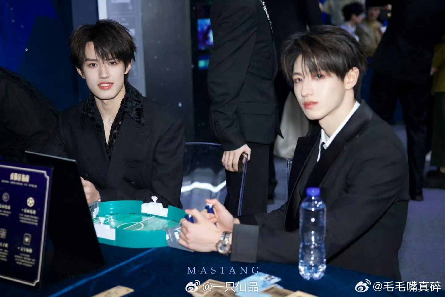 微博之夜红毯我的天，朱志鑫真的帅炸了