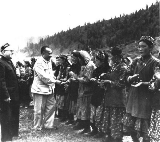 朱德在新疆维吾尔自治区(1958年)。