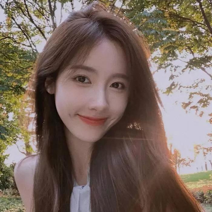 阳光下的温暖笑容，自然清新的美好瞬间。