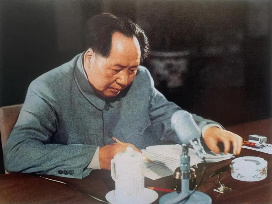 1976年9月8日，毛主席病危之际在纸上写下“三”字，随后又在床头敲了三下，在场