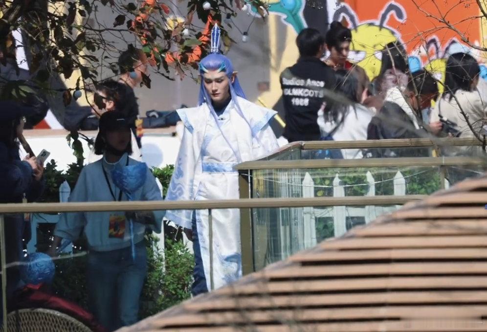 汪铎cos敖丙《周五晚高疯》汪铎cos敖丙，手里还拿着大锤，导演也太懂观众想看什