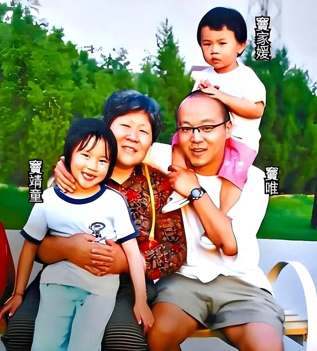 三里屯街头，她抱着吉他，一件褪色的旧T恤晃眼。那是窦唯二十年前穿过的，摇滚味儿还