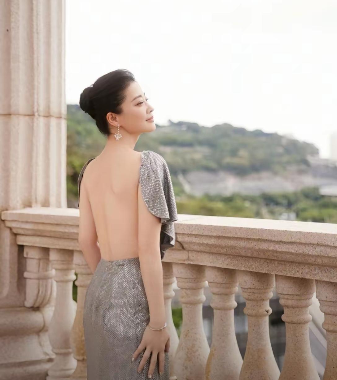 梅婷真漂亮，但她也真敢穿呢。 