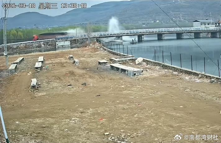 【山东费县回应“货车压塌桥面”：该车严重超载，启动桥梁修缮】#山东费县回应货车压