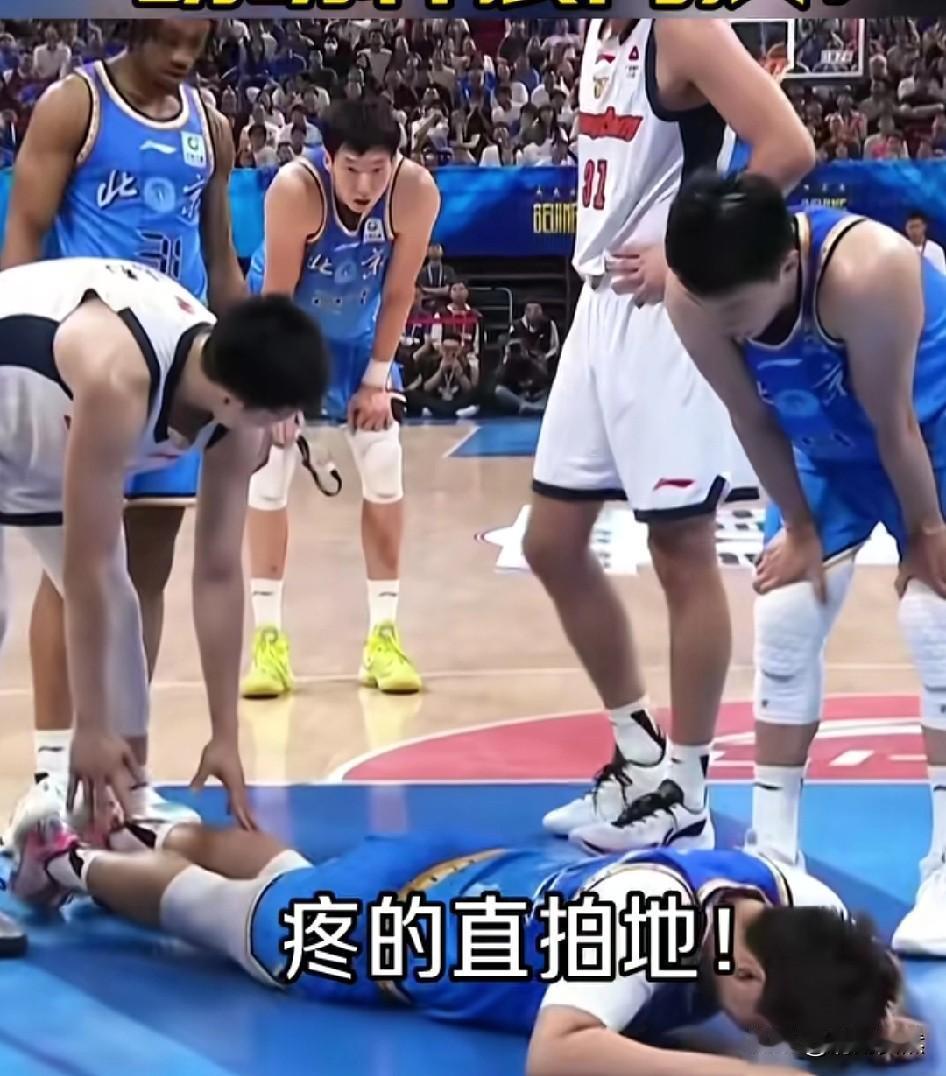 胡明轩这是一个很正常的防守，是赵睿强行硬闯，真的是怪不得胡明轩。其实胡明轩已经侧