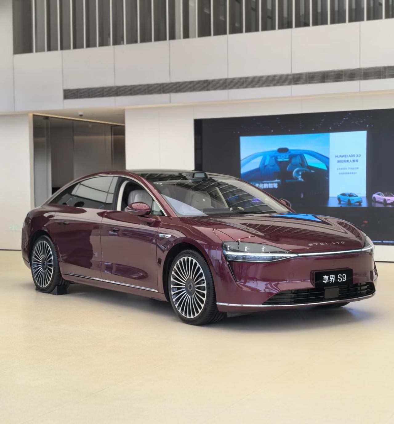 享界S9的性能配置，精准定义了 “华为智慧科技赋能下，行政级豪华轿车的新基准”，
