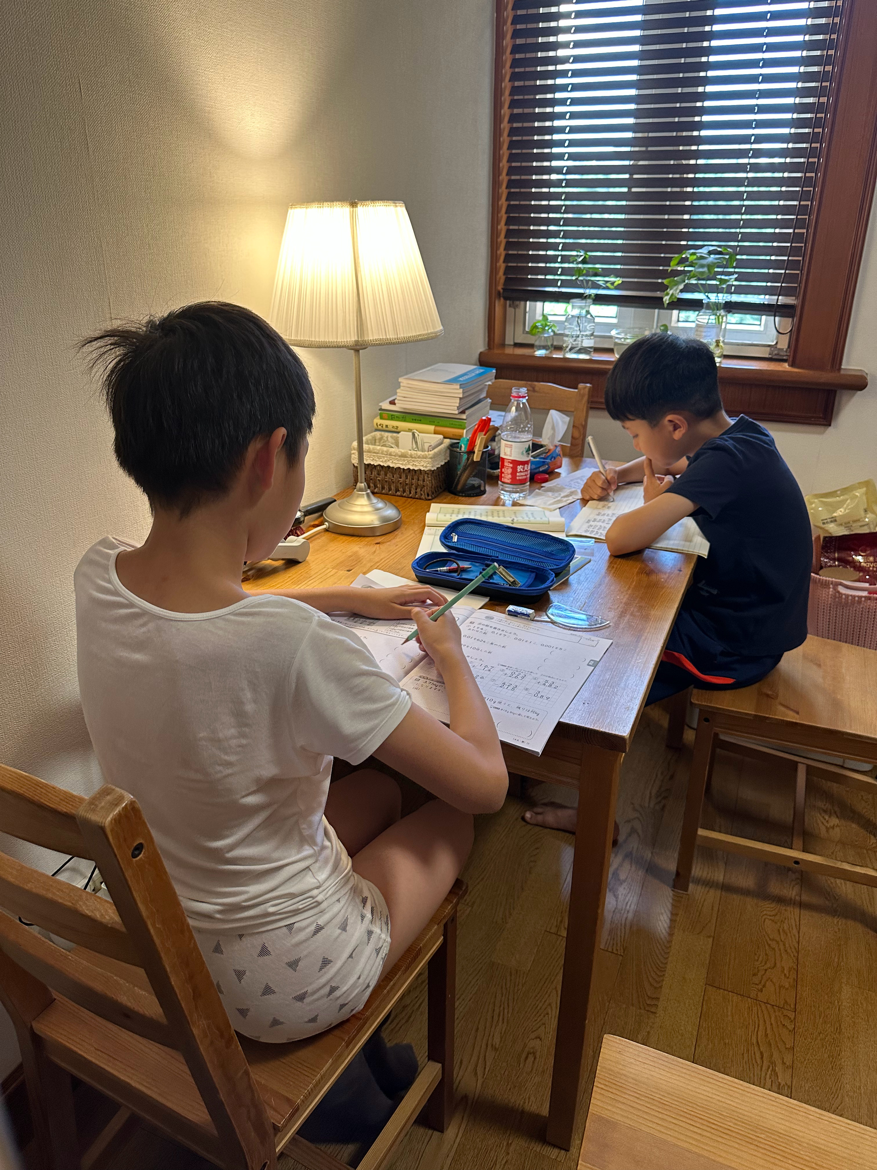 说到日本的夏天，是花火大会，说到上海的夏天，是暑假作业[爱你]来自上海的小哥哥炫