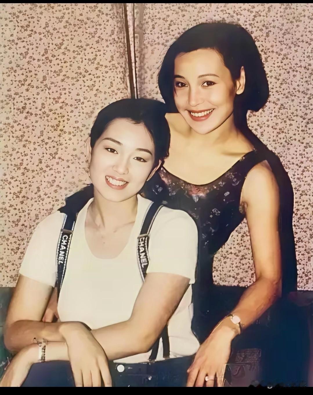 🎬 今天给大家看一张照片。
这张照片上有两位漂亮的女演员。坐着的一位我们很熟悉