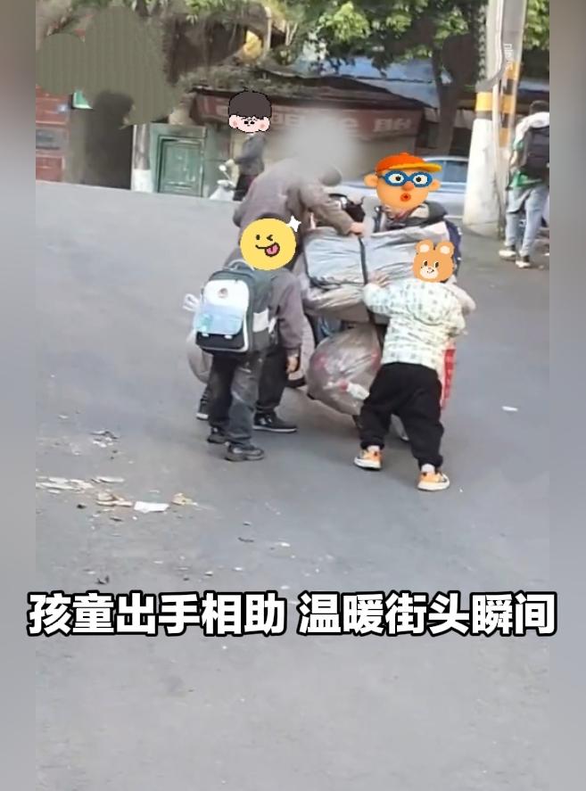 世间温情，往往藏在普通人的举手之劳里。
 
近日在四川江安，一位老人推着满载重物