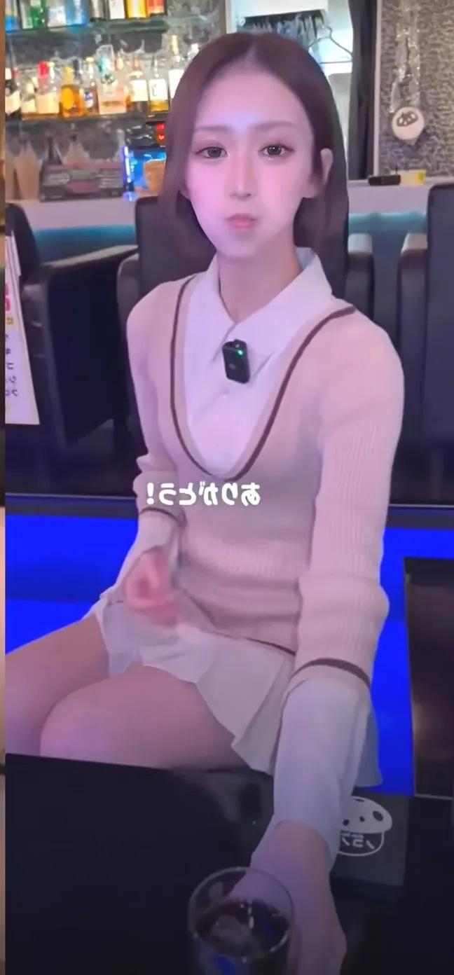 日本大阪有家酒吧，为了增加销量，居然搞出个所谓的“正妹加奶”服务——让女服务员嘴