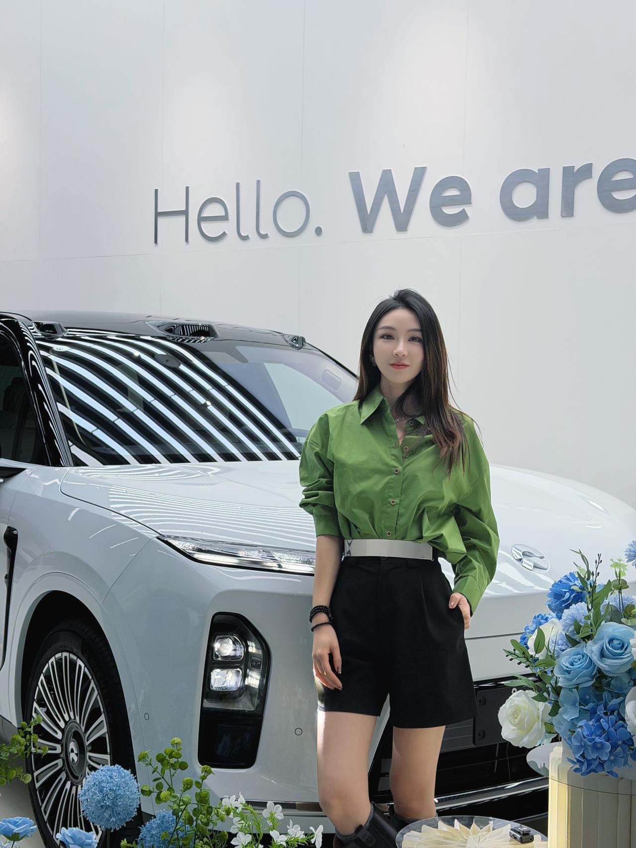 蔚来ES8提车，真的漂亮，水晶的眼睛、撞色的车身，内饰更是审美太在线了，作为一二