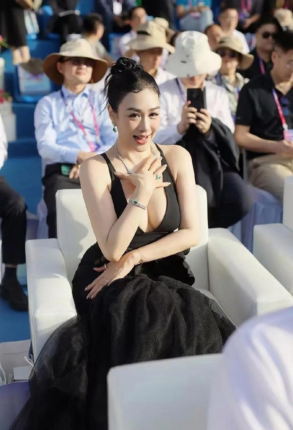 怪事咄咄，年过半百，4个孩子母亲的钟丽缇为何依然性感迷人。

钟丽缇，港星里面不