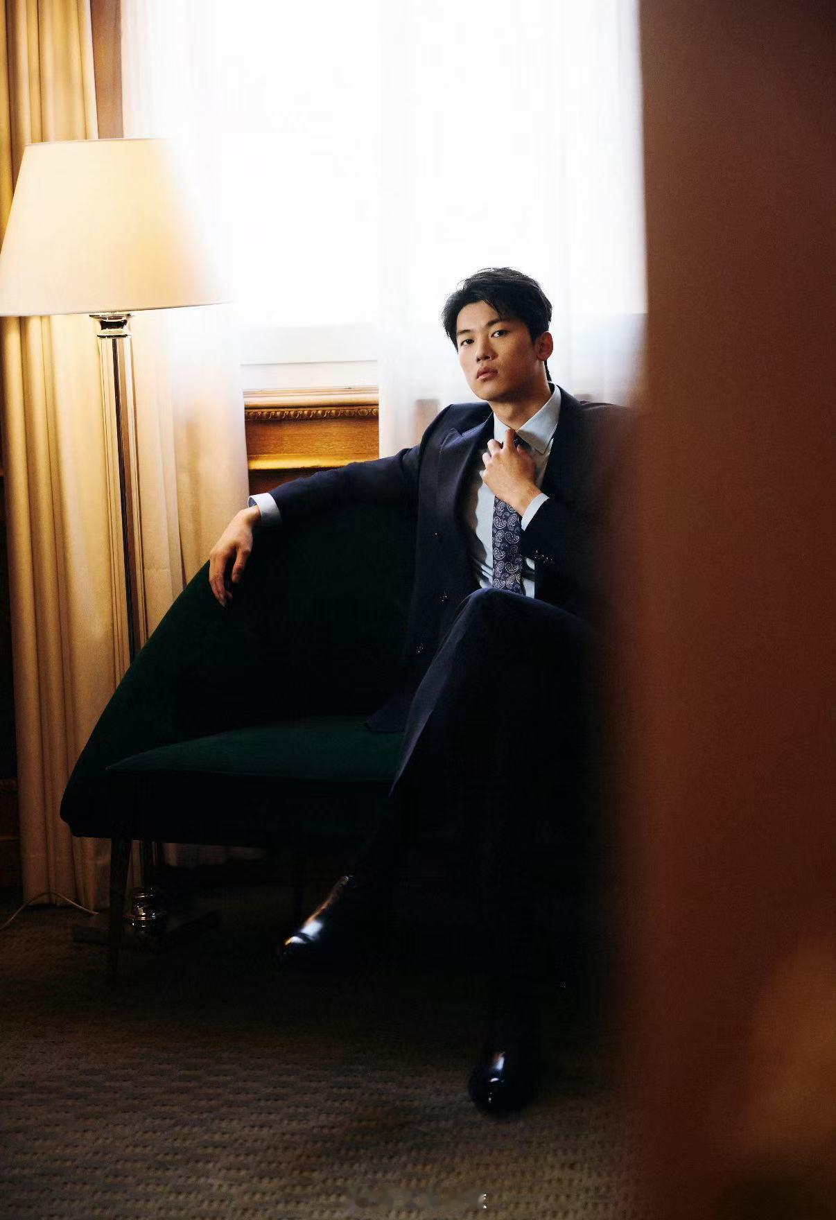 汪顺米兰时装周汪顺现身2026米兰时装周BOSS大秀，一身深色西装搭配印花配饰，