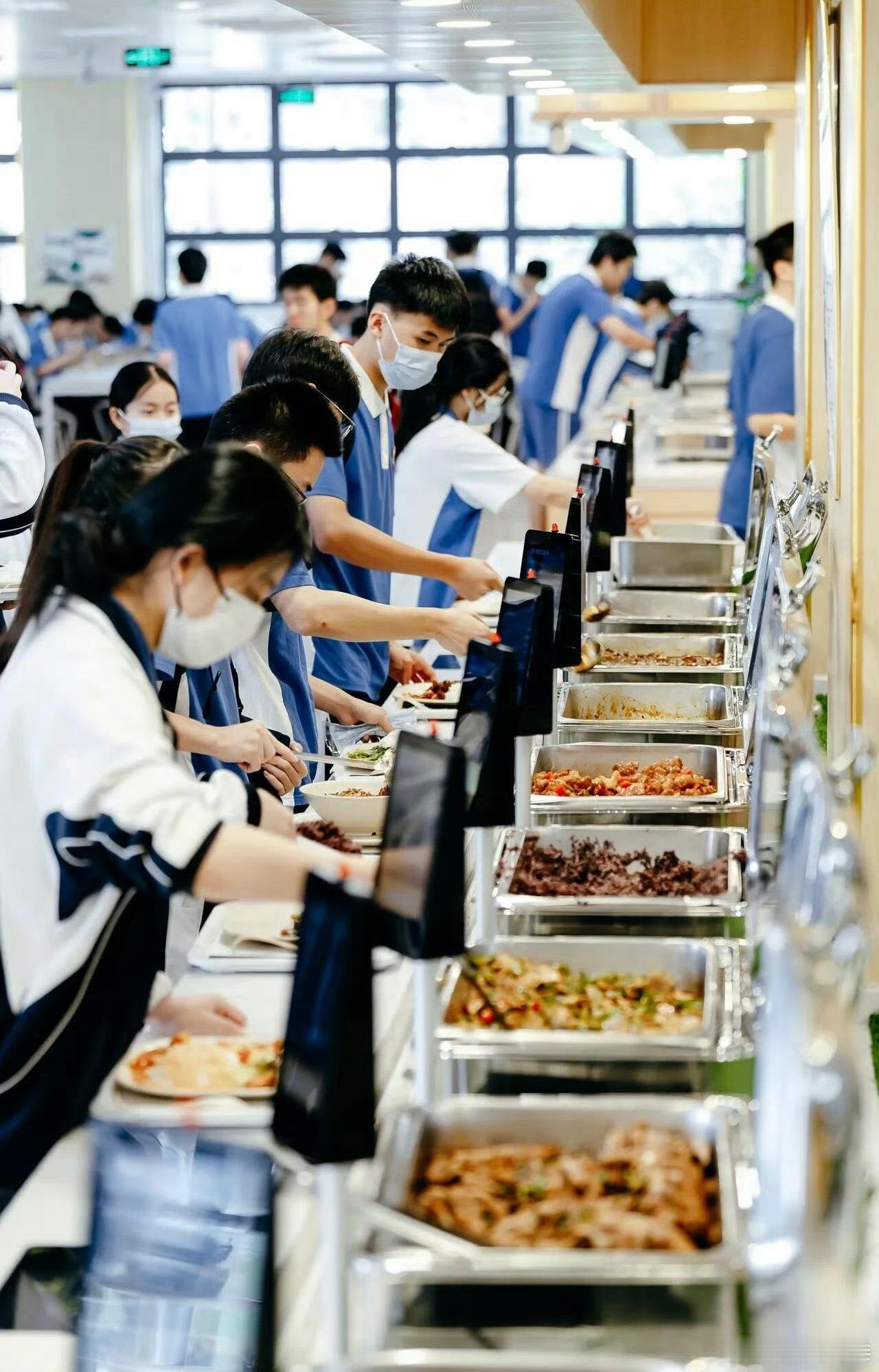 杭州超100所学校取消餐费预缴关注校园餐费公正，杭州余杭区行动迅速。超100所学