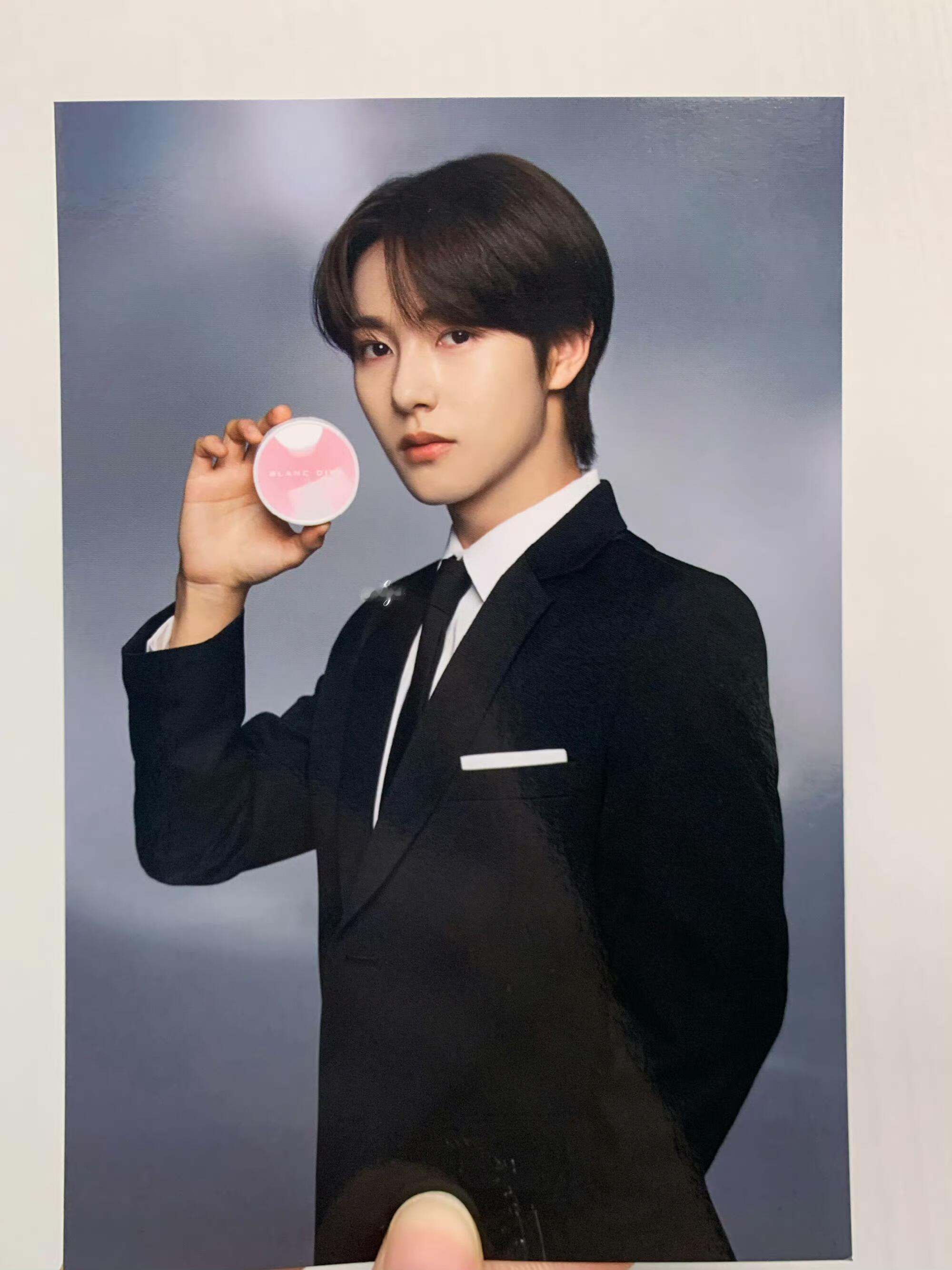 黄仁俊[超话]   hrj  黄仁俊  [哇]太帅了吧 