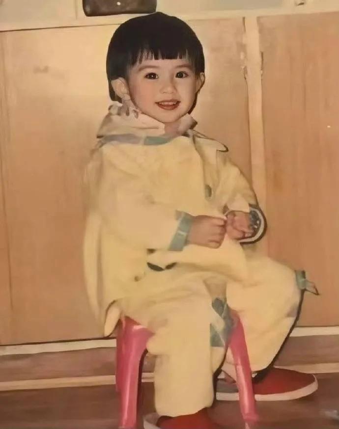 三岁就长得和整容似的完美，结果长大还残了！
现在看看，感觉她长残了，没小时候漂亮