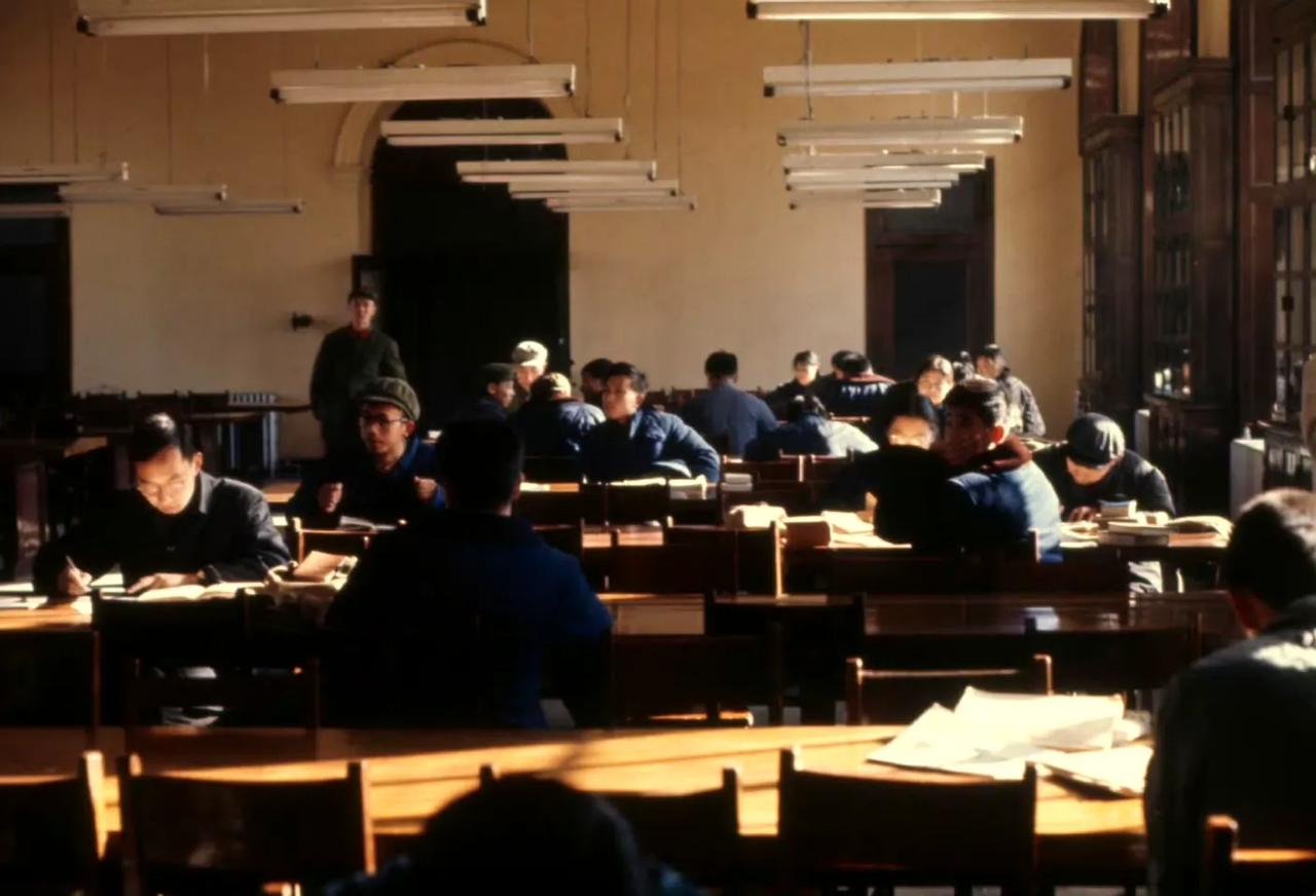 1974年，清华大学，学生们在自习中。 ​​​