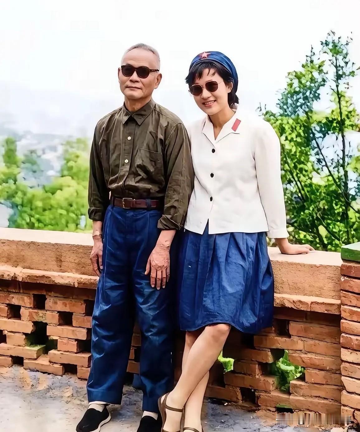 晚年时期的，原兰州军区司令员，开国中将杜义德将军（左）与在海军部队工作的小女儿杜