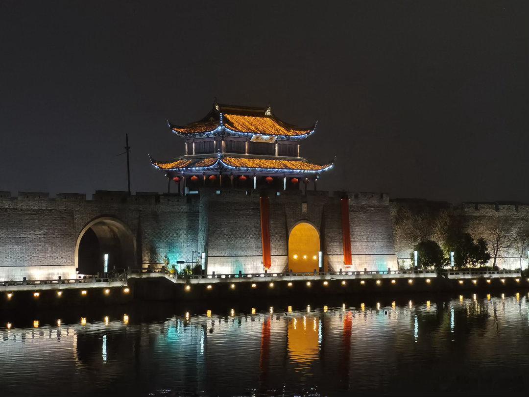 五一来苏州，体验下古典与现代结合的江南浪漫！古城墙的夜色里，飞檐灯火映着水面，晚