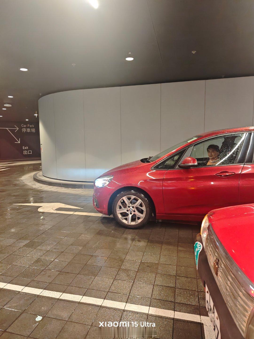 嘿，今天跟bmw是真有緣了，又打到了一台2系旅行！ 香港·AIRSIDE