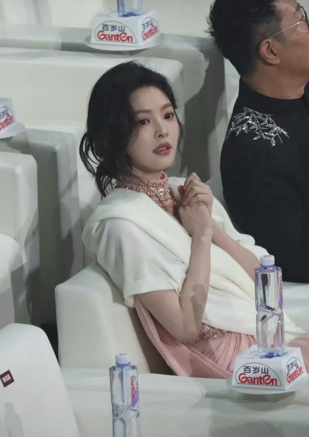 今晚品质盛典活动明星：白鹿 卢昱晓 章若楠 白敬亭 王安宇 肖战看看状态如何 