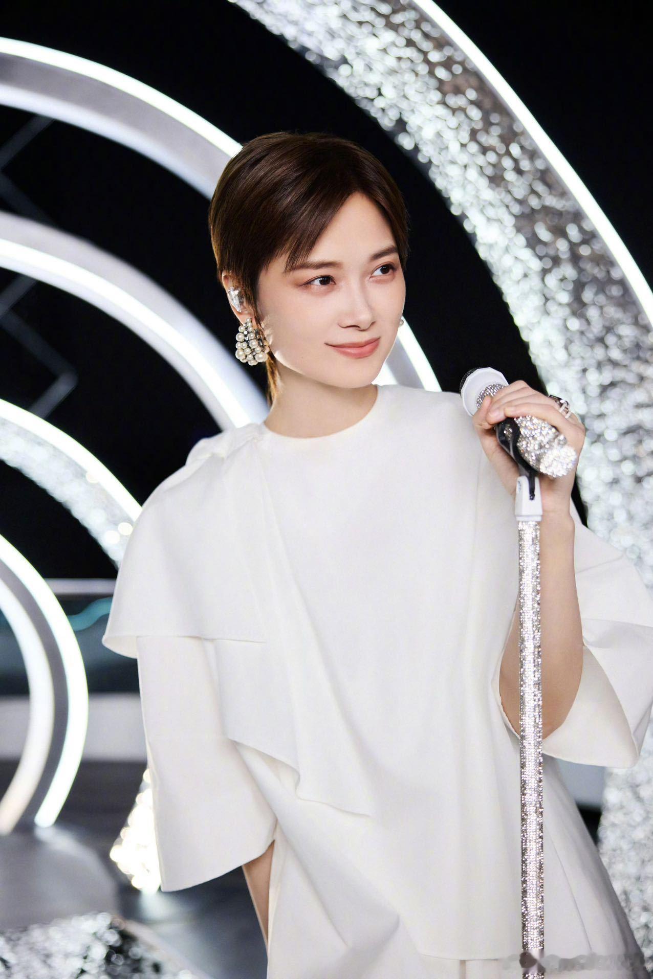 李宇春杭州演唱会 杭州今夜因音乐沸腾！带着“皇后与梦想”而来，歌声传递热爱与力量