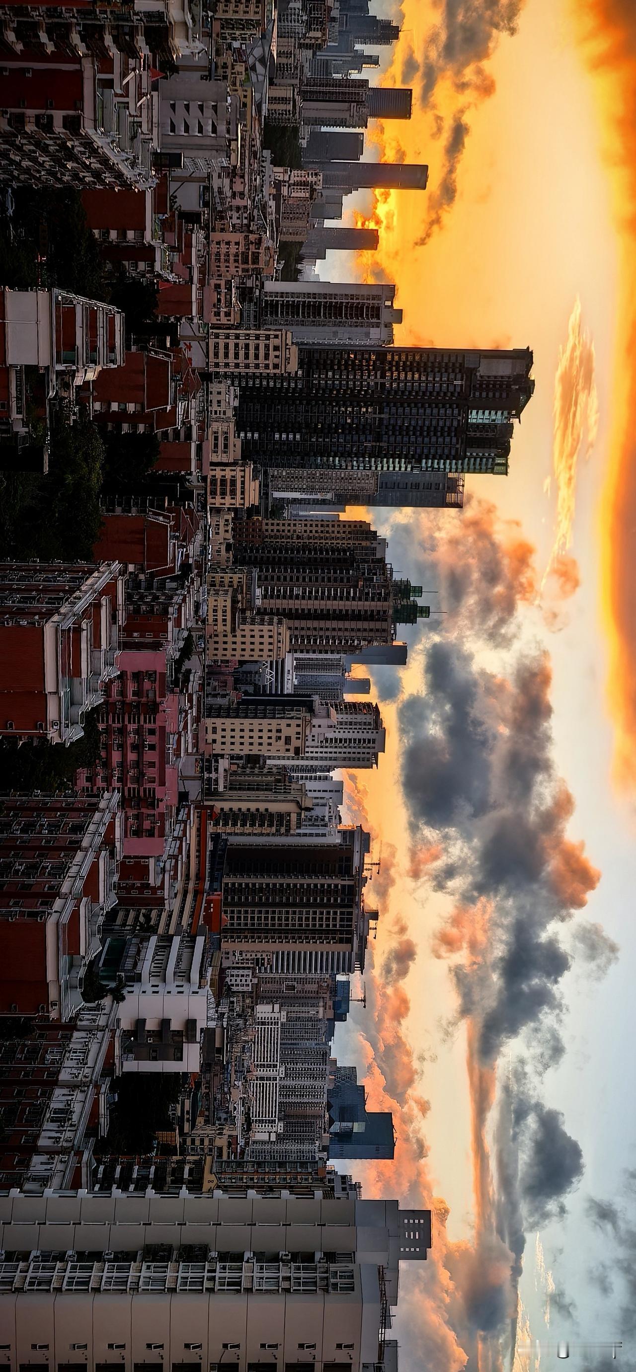 晨早，因为台风“塔巴〞的靠近，窗外的东方日出的风景呈现这样特别的天象，手机随拍直