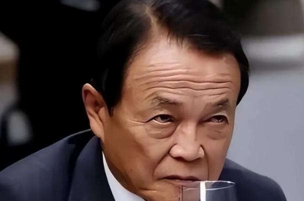 麻生太郎之前把高市早苗捧上天，现在又公开骂她胡言乱语，根本不是真心为日本好，全是