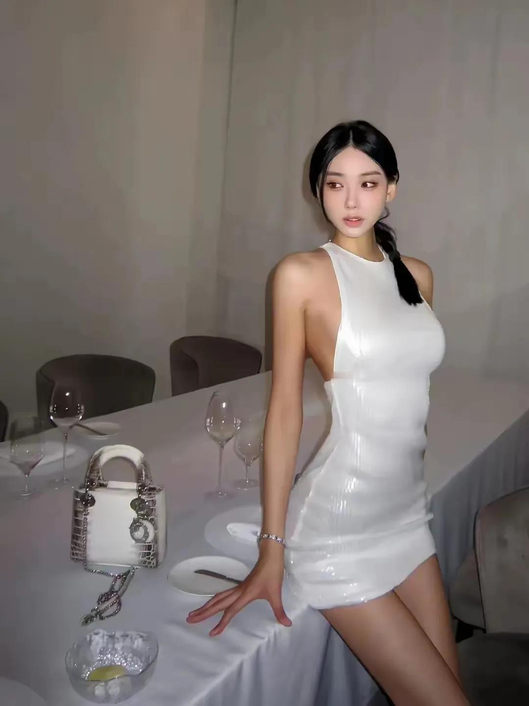 谈及性感晚礼服，它犹如夜色中最璀璨的星辰，熠熠生辉，令人无法忽视。这袭华美的礼服
