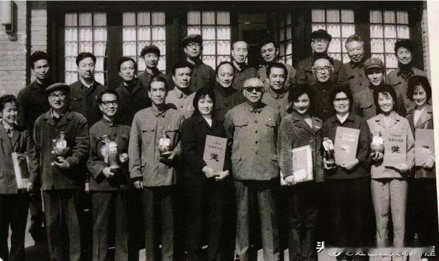 图一 北影这么多人得奖，这么多电影得奖，可厂长就让C位留给李秀明
图二 这张照片