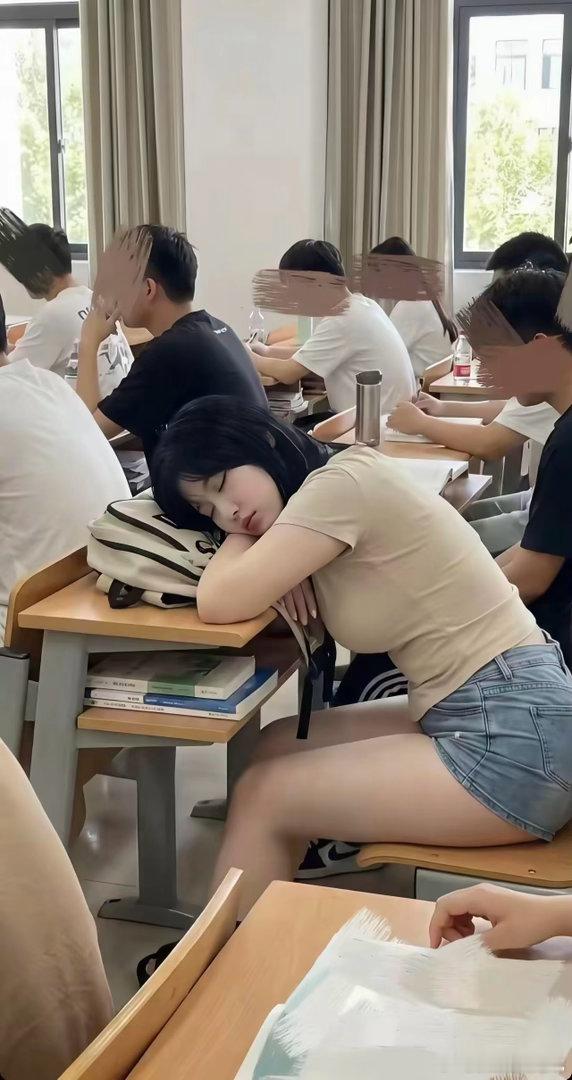 这么旁若无人地睡觉，老师为什么不管？ 
