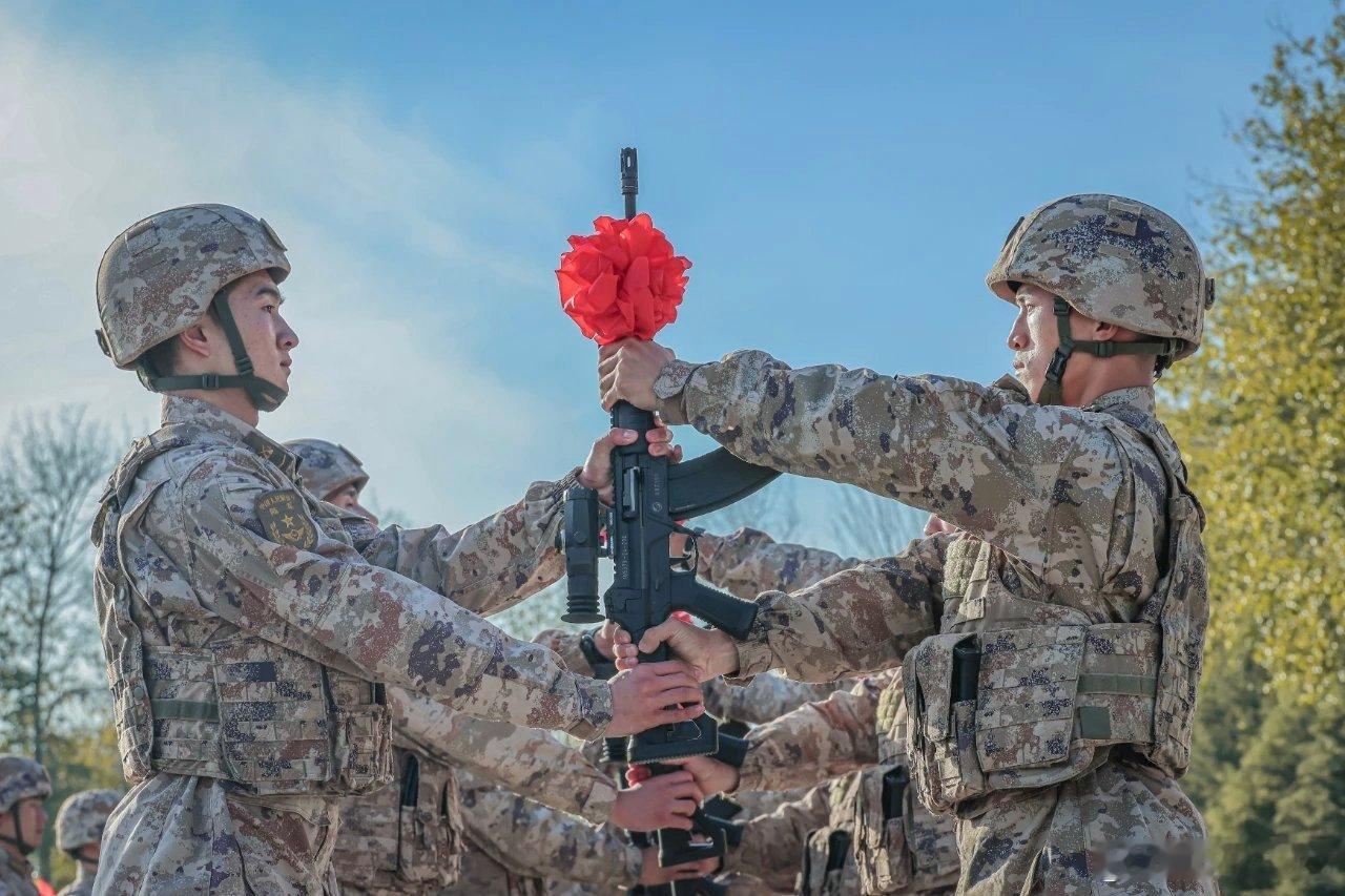 新装列阵、士气如虹北京卫戍区某部组织授装仪式，强化官兵爱装管装责任意识，激发战备